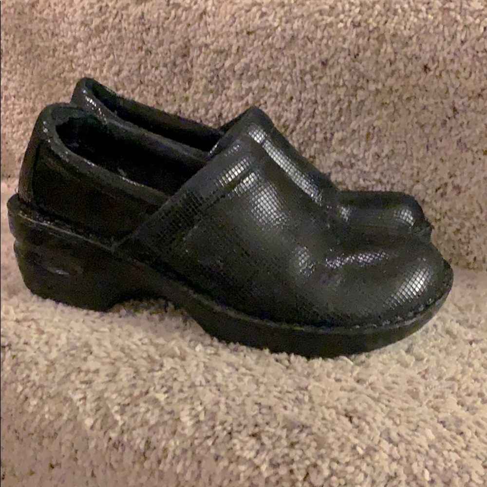 BOC Black Patterned Clogs - Size 8.5